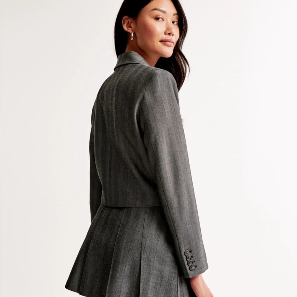 NWT Abercrombie Gray Cropped Blazer - Picture 4 of 6